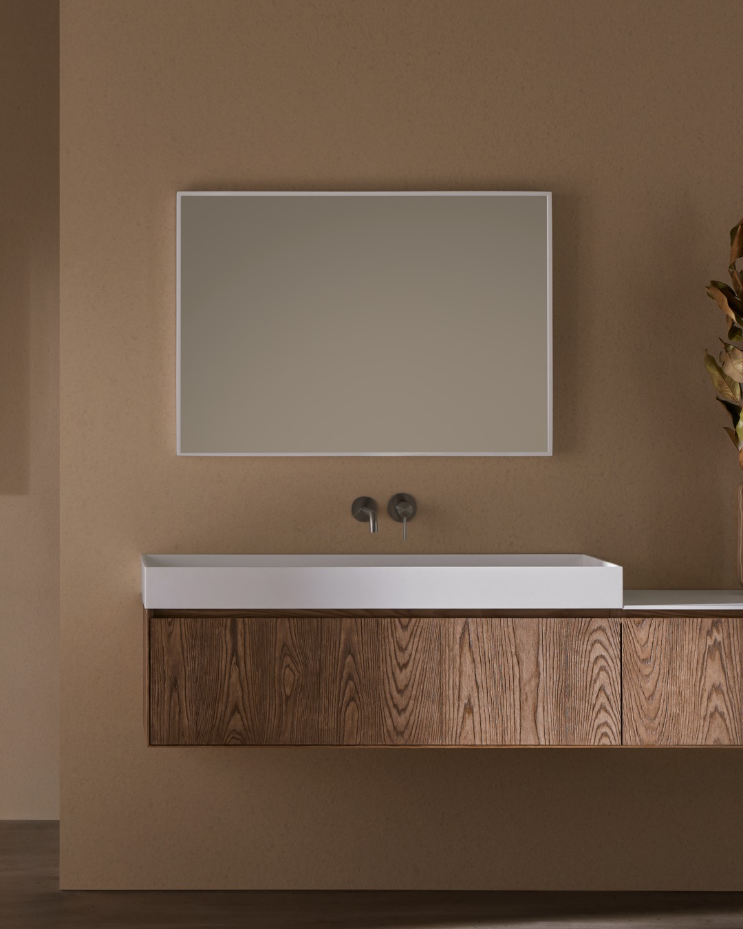 סיבי העץ בקולקציית MATERIA נפרשים כמו גזע טבעי עם חומר גלם שמספר סיפור.