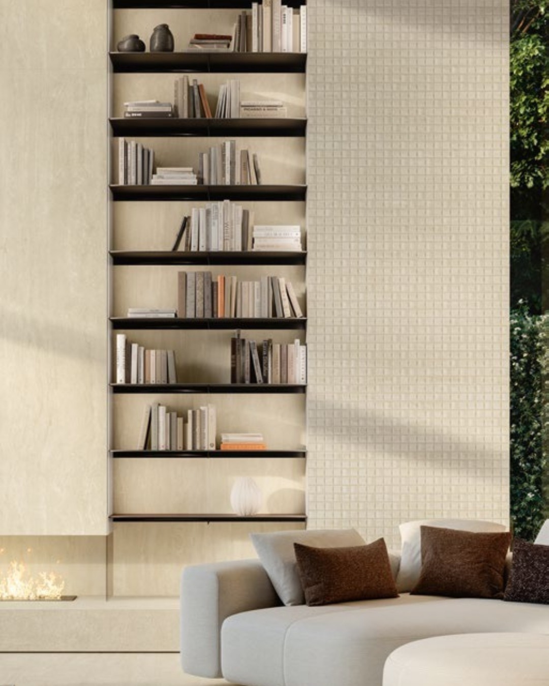 הטקסטורה של NAVONA יוצרת משחק עדין של אור וצל,
שנותן לאבן נוכחות – בלי להשתלט על החלל.